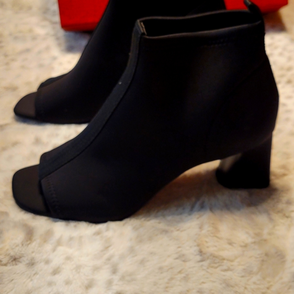 About this itemNeoprene upper with webbing detail2.5 in heelCoated leather he
